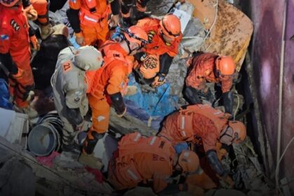 Mãe morre em desabamento de casa no Rio e filha de 7 anos é resgatada