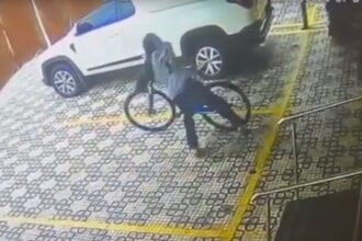 Cliente tem bicicleta furtada na porta de açougue em frente ao terminal Ferrazópolis em SBC