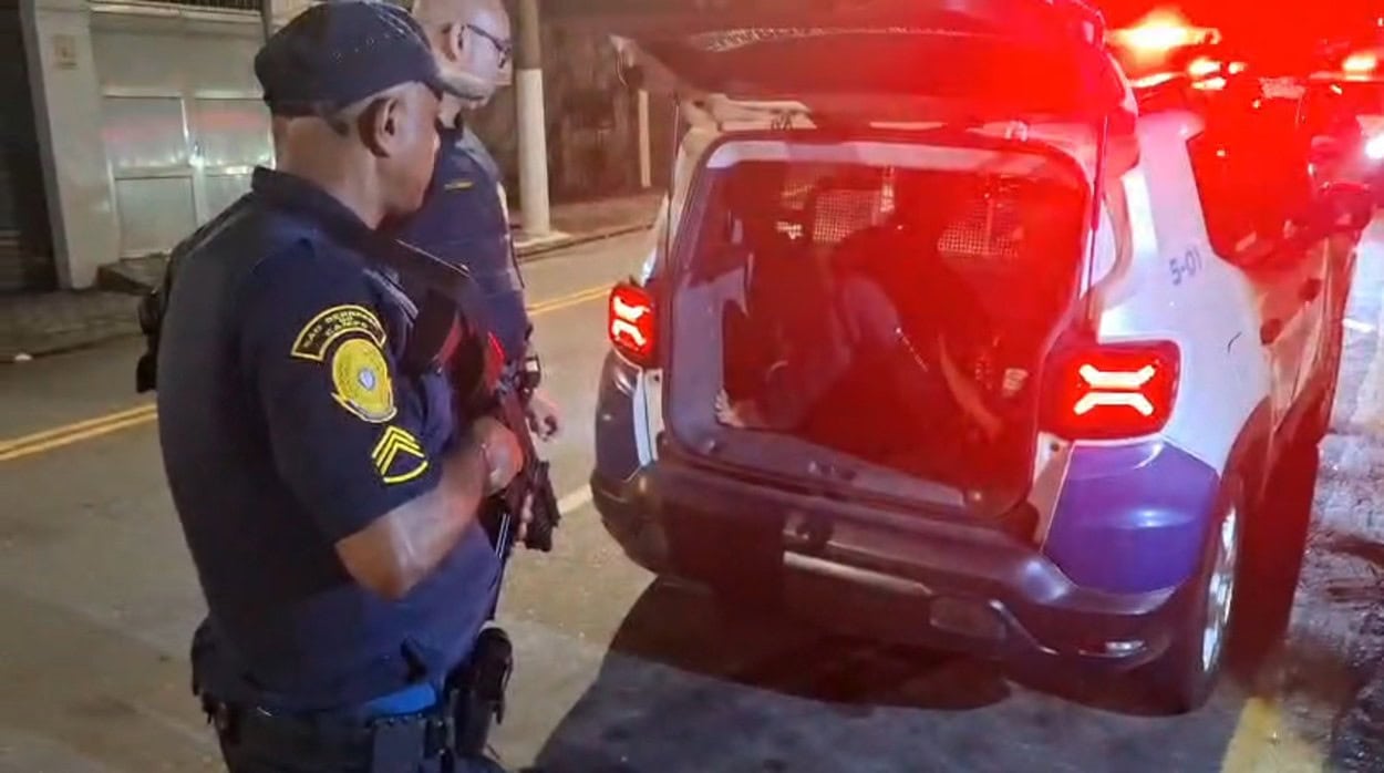 Homem é detido pela GCM após furtar persianas de UBS em São Bernardo. Foto: Reprodução/Vídeo-TV São Bernardo