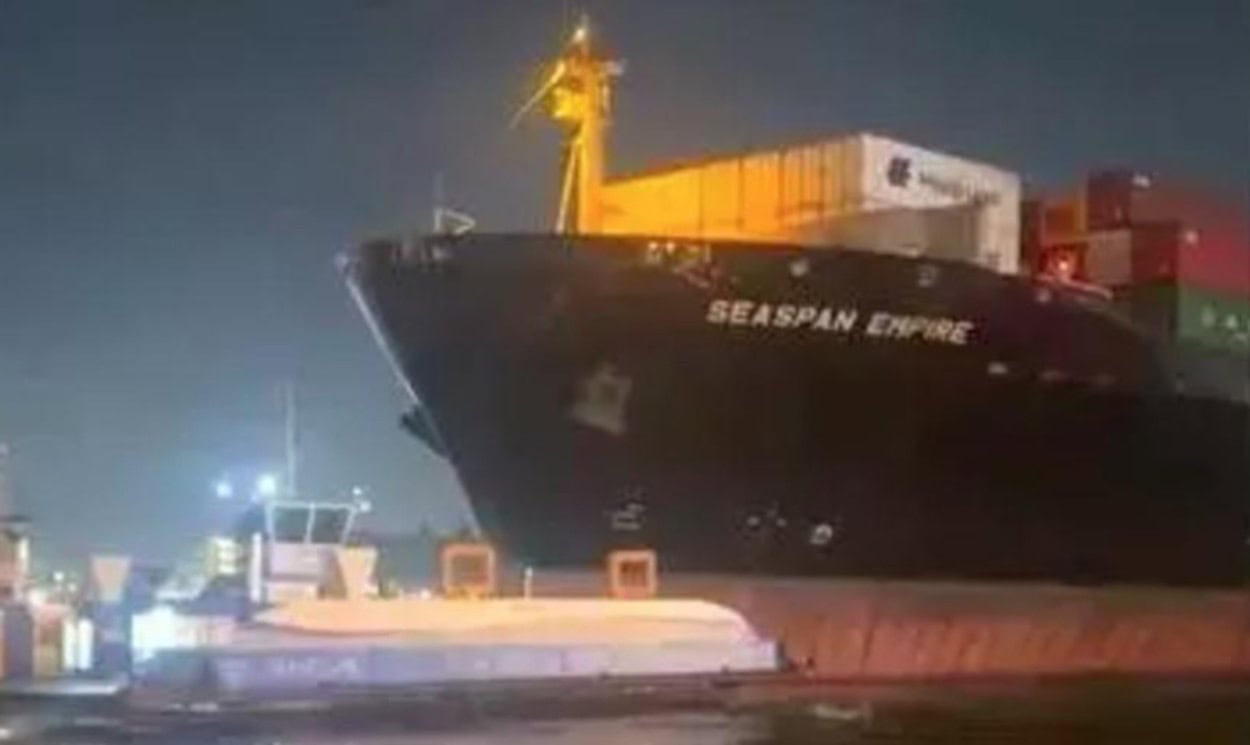 Navio de carga colide com duas balsas no Porto de Santos; tripulantes pularam no mar