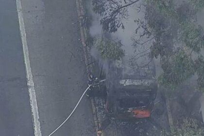 Ônibus pega fogo na Avenida Rebouças e complica trânsito em São Paulo