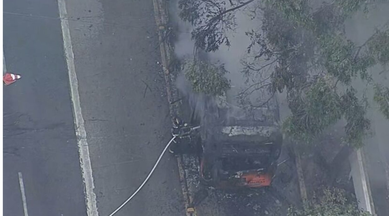 Ônibus pega fogo na Avenida Rebouças e complica trânsito em São Paulo