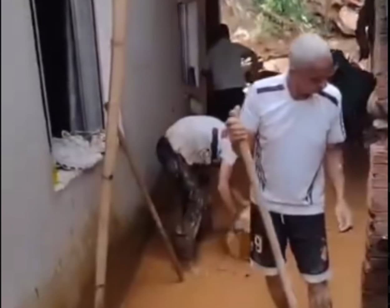 Família do Jardim Silvina faz campanha após casa ser atingida por enxurrada em São Bernardo