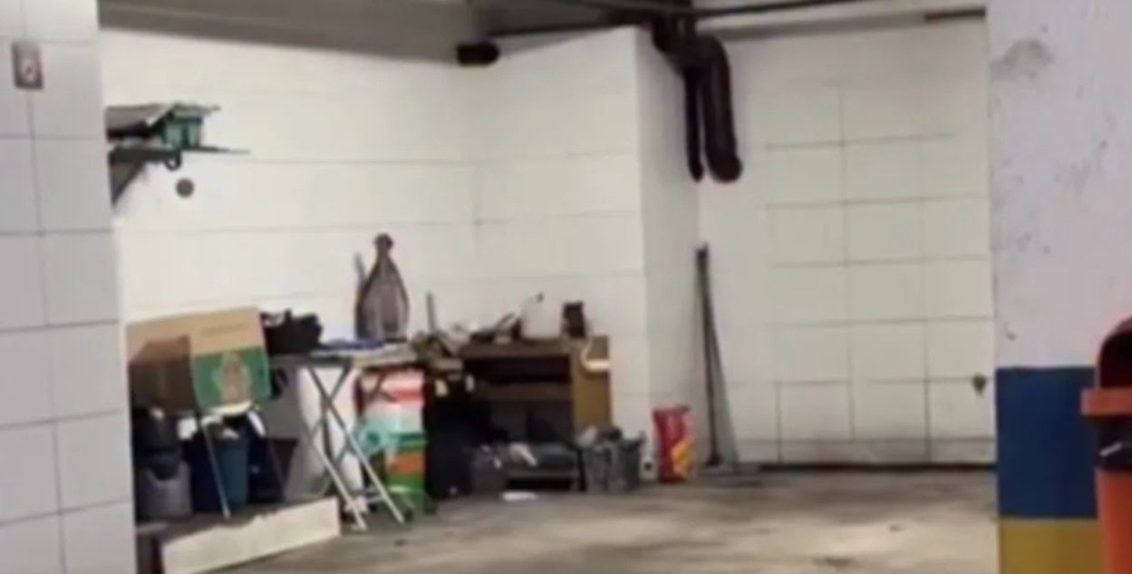 Mulher confunde saco de cimento com Nossa Senhora e vídeo viraliza