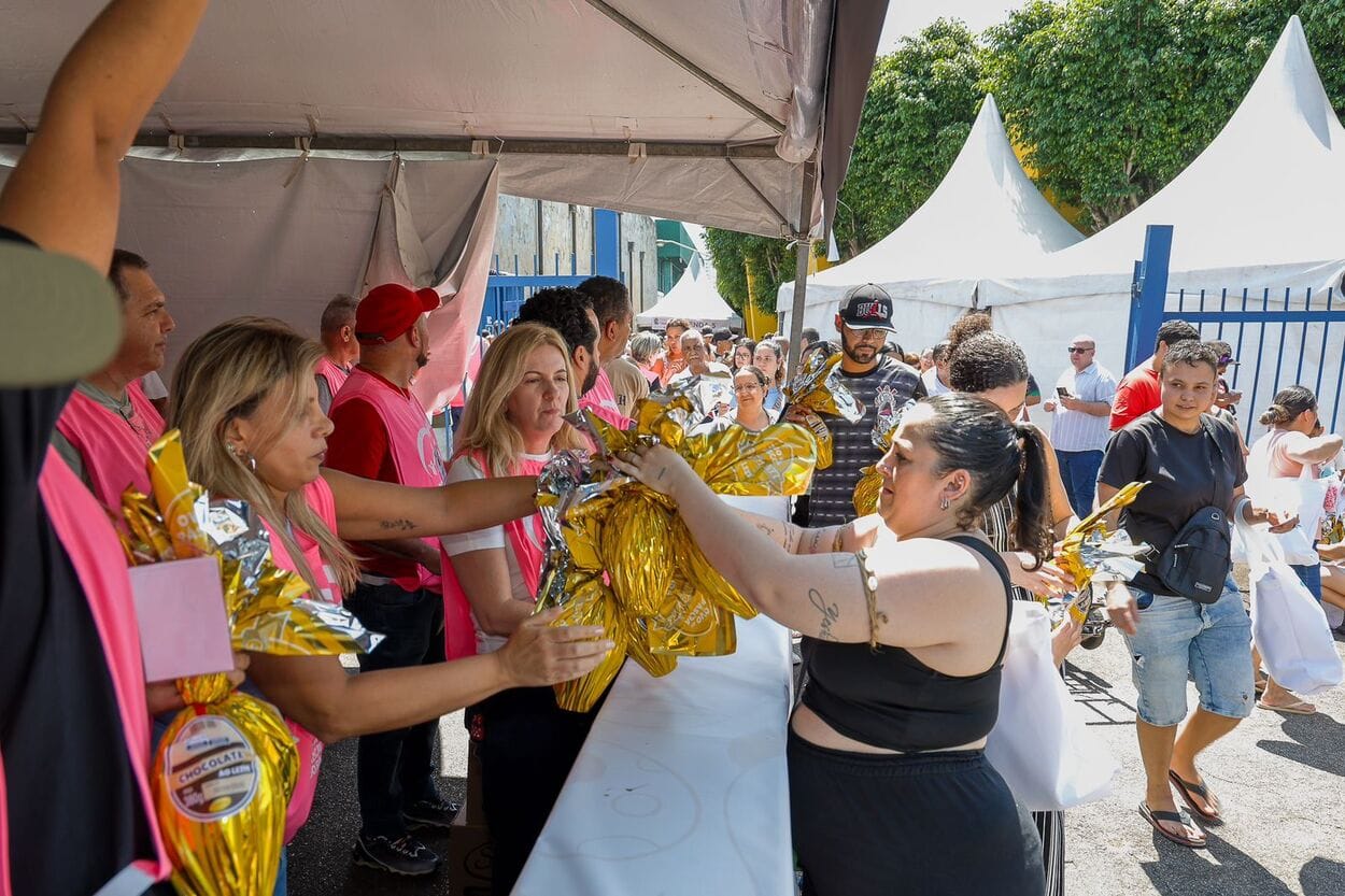Ao todo, aproximadamente 450 voluntários trabalharam na organização e na entrega dos ovos de Páscoa, em tendas montadas no ginásio.