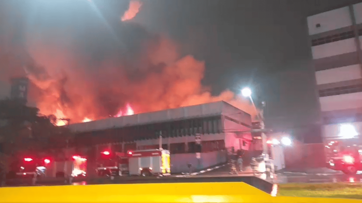 Incêndio de grandes proporções destrói distribuidora de tintas em Diadema