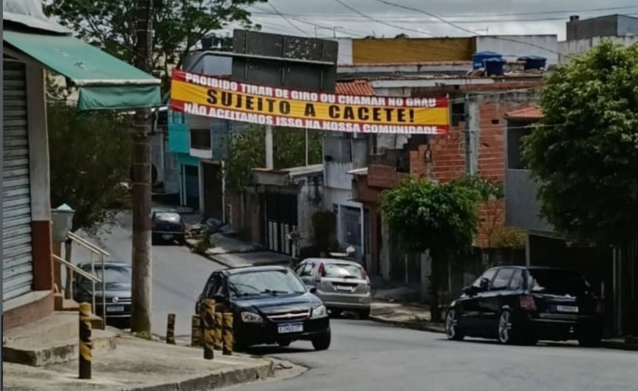 Faixas "proíbem" manobras perigosas em bairro de SBC após falecimento  de pedestre