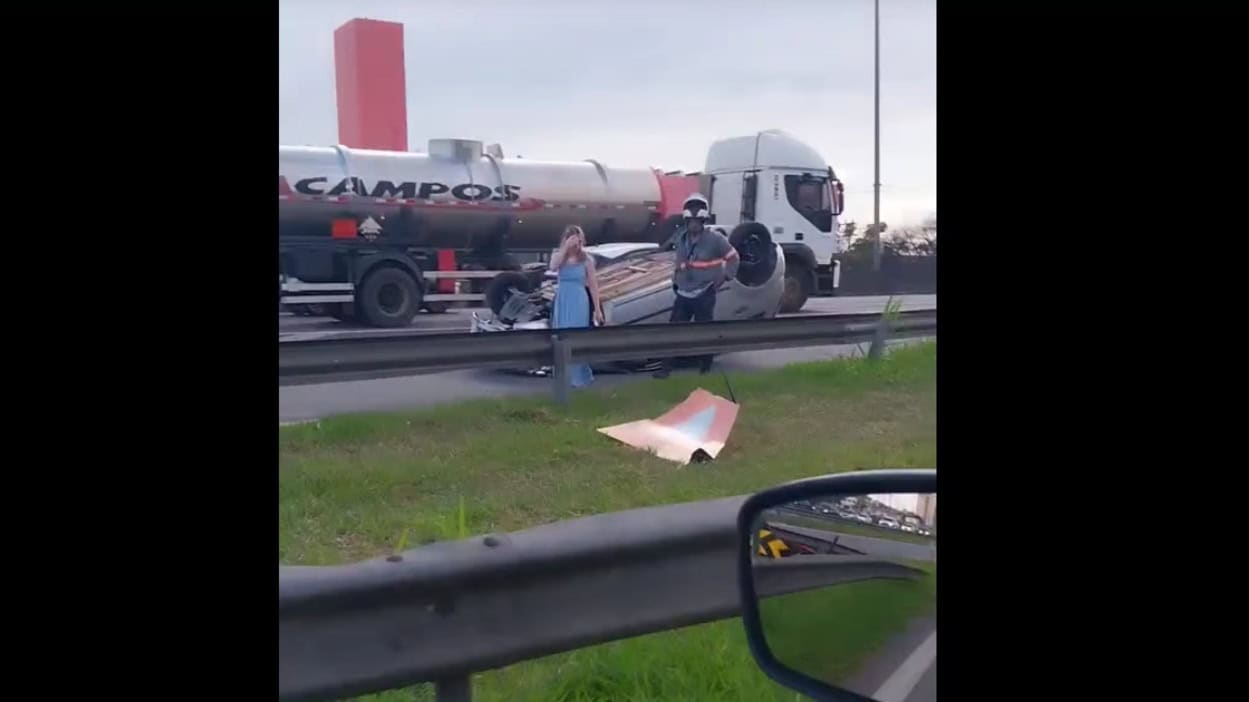 Carro capota na Via Anchieta após tentativa de mudança de pista em São Bernardo
