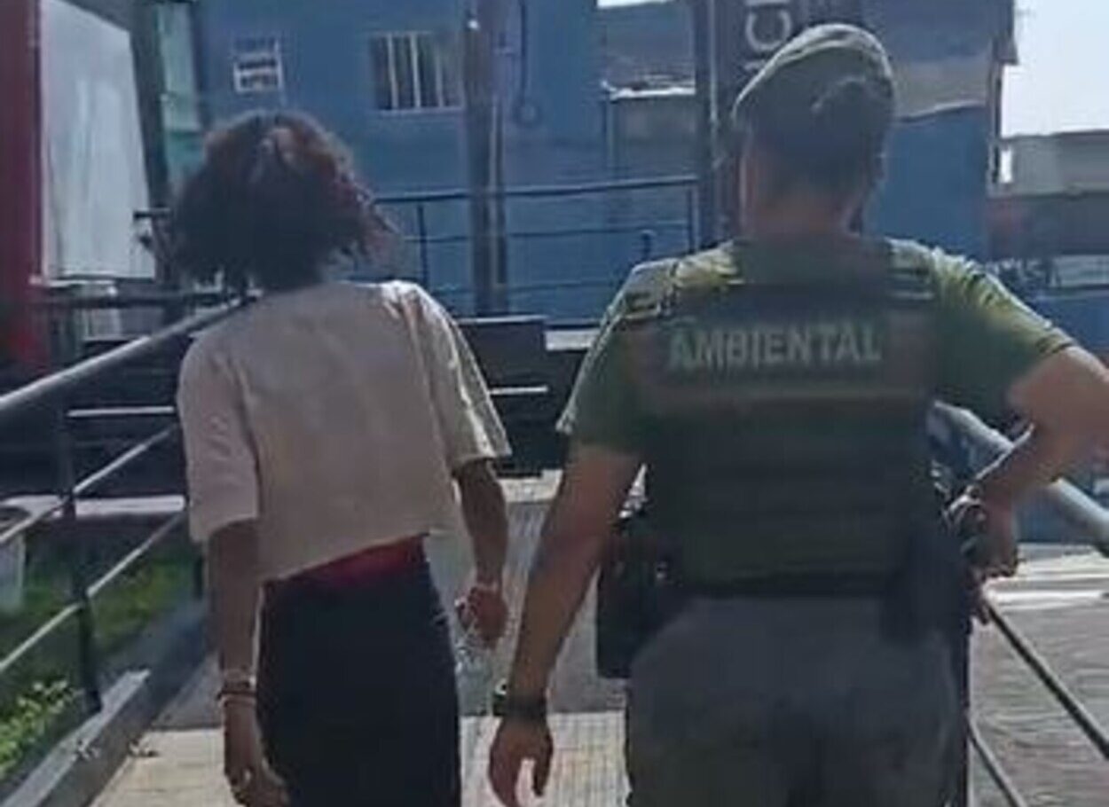 Guardas abordaram a mulher, com a qual foram encontrados entorpecentes: 39 invólucros de cocaína; 42 pedras crack, 17 invólucros de maconha