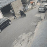 Criminoso com termo e gravata em moto espalha rastro de assaltos no Taboão nesta quarta