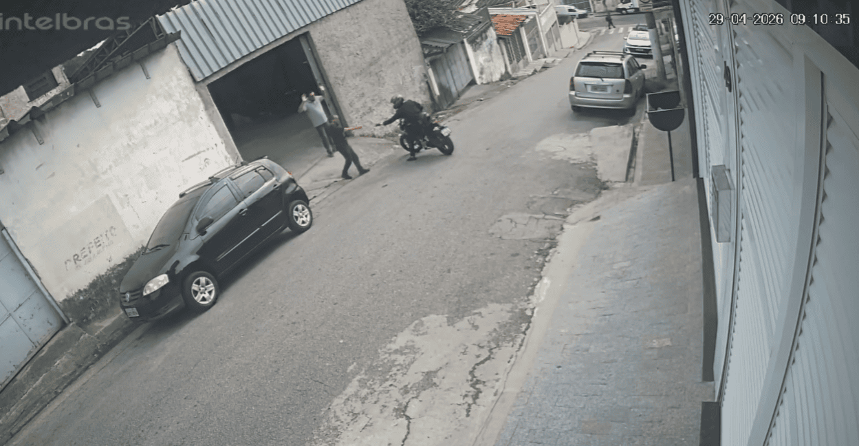 Criminoso com termo e gravata em moto espalha rastro de assaltos no Taboão nesta quarta 