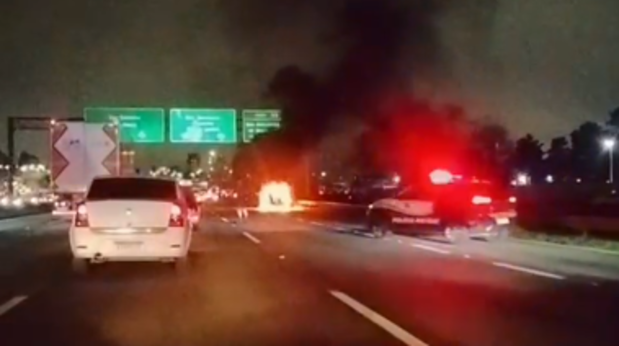  Carro pega fogo na rodovia Anchieta e mobiliza equipes de emergência no ABC