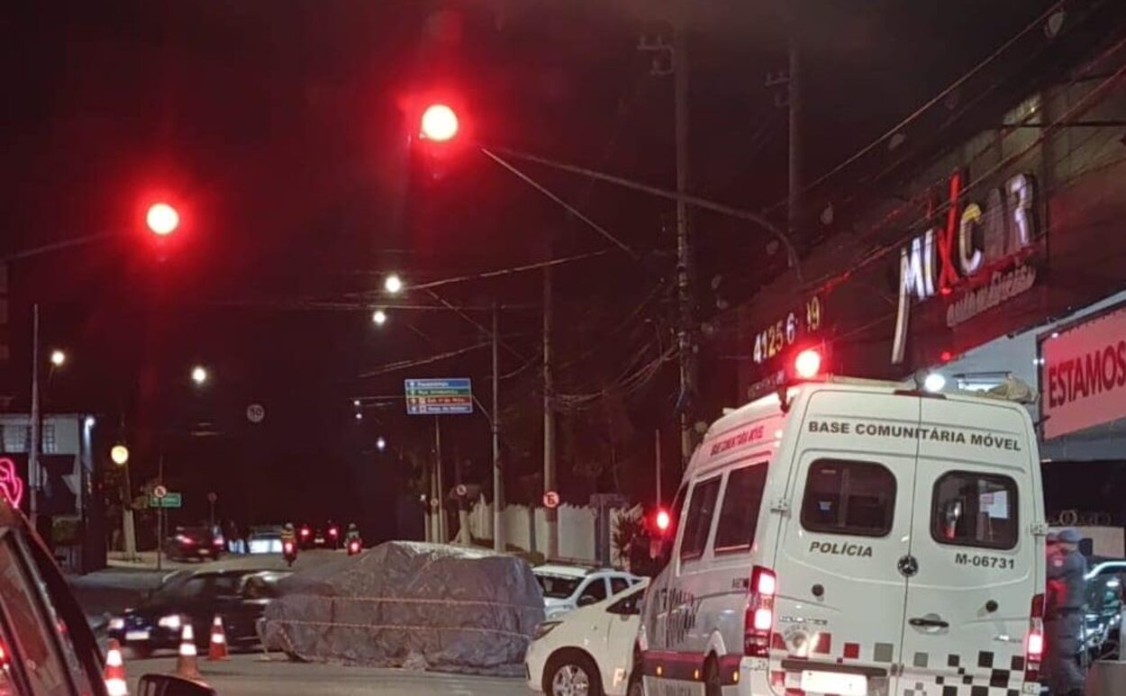 Viatura da Polícia Militar e carro de passeio colidem na Avenida das Nações Unidas