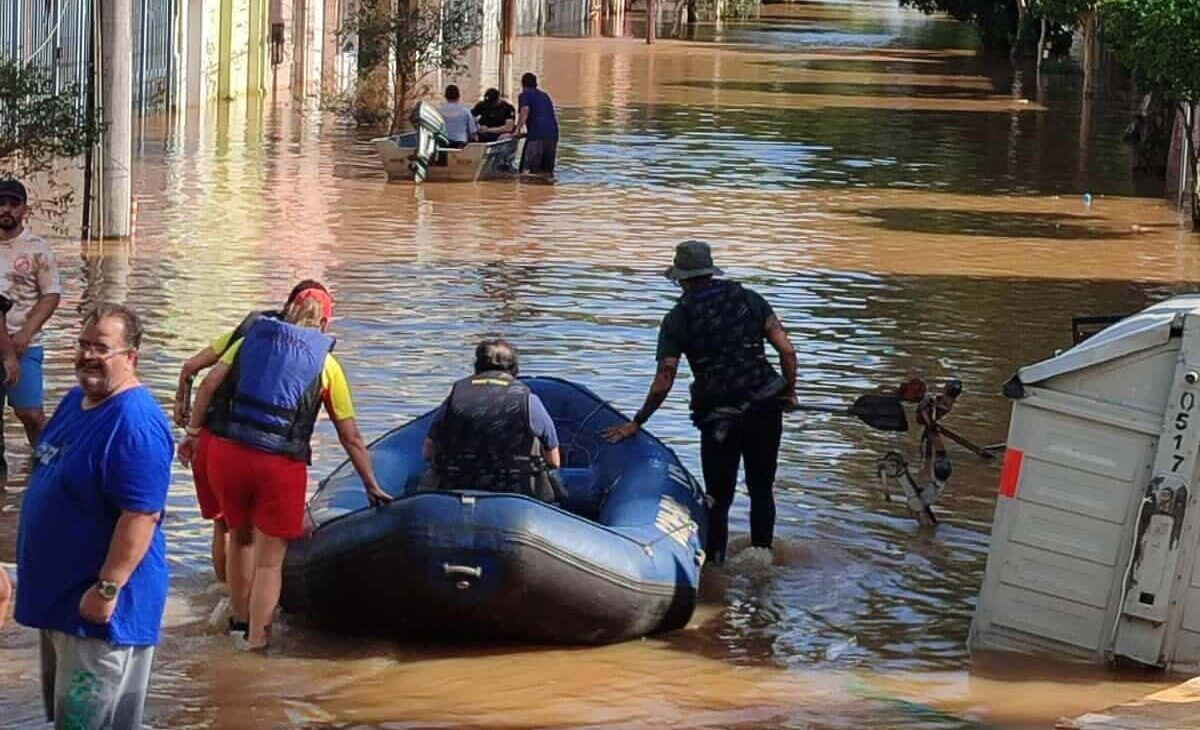 Em 8 de maio de 2024, equipes de resgate cruzavam a fronteira para salvar vidas no Sul; hoje, as memórias da força-tarefa permanecem como um legado de humanidade