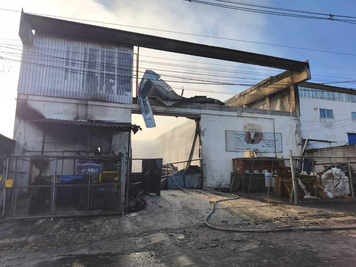 Apesar da gravidade e do comprometimento estrutural do galpão no bairro Sertãozinho, equipes conseguiram controlar as chamas e não houve registro de feridos