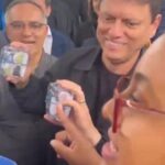 Tarcísio de Freitas vira ‘garoto-propaganda’ de comerciante de doces e impulsiona vendas na Prainha do Riacho Grande