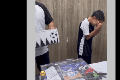 Menino descobre que bolo de aniversário escondia o seu primeiro videogame