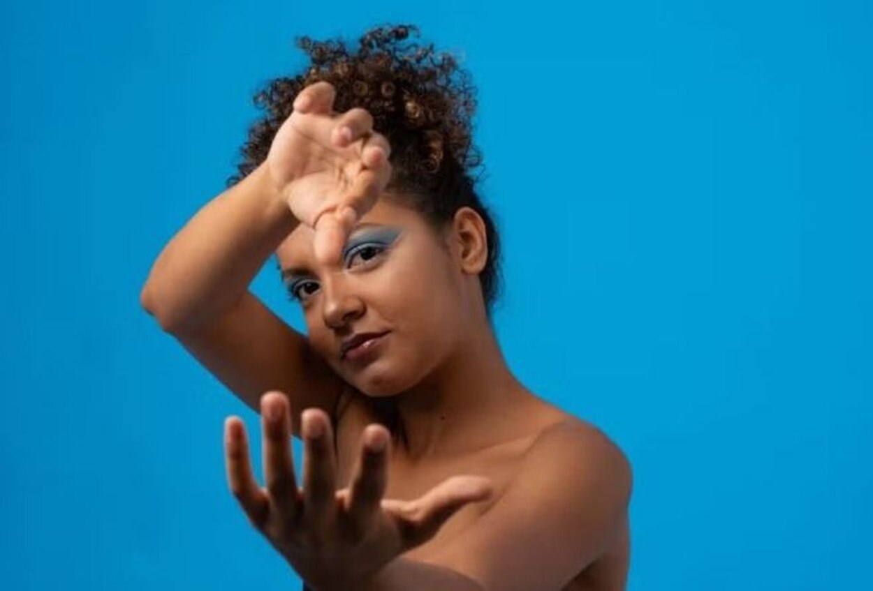 Maria Pérola lança seu EP ‘Coisa de Pele’ de graça no CineTeatro Santos Dumont