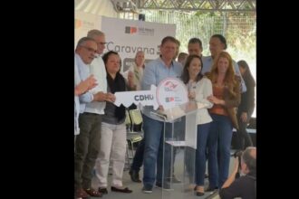 Em São Bernardo, Tarcísio anuncia delegacia da mulher 24 horas e entrega 236 moradias no Areião