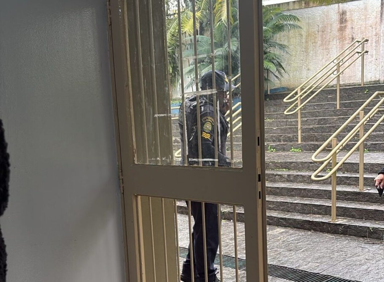 Protesto contra mudança de professores termina em tumulto e vandalismo em escola de São Bernardo