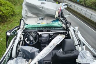 Caminhão-cegonha colide com estrutura de proteção do novo Pedágio Eletrônico na Via Anchieta