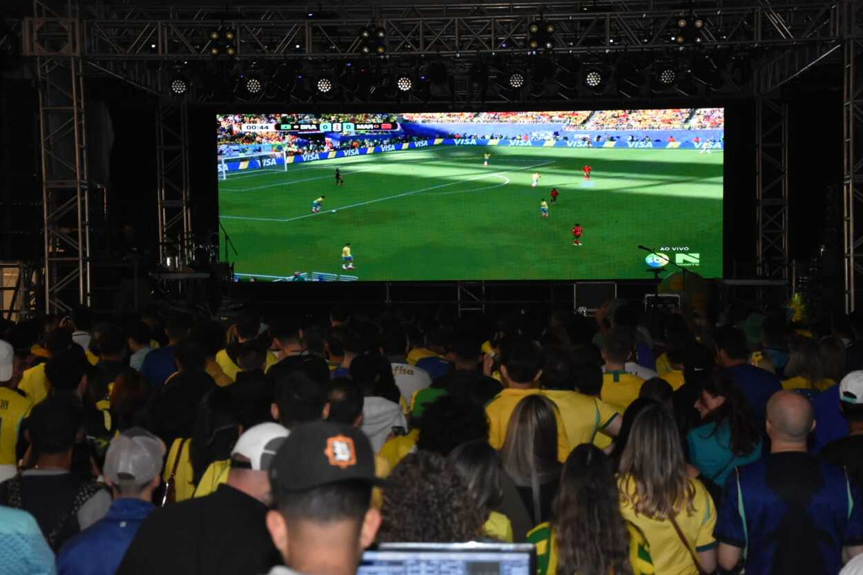 Torcida lota Arraial Solidário de Santo André na estreia da Seleção Brasileira na Copa
