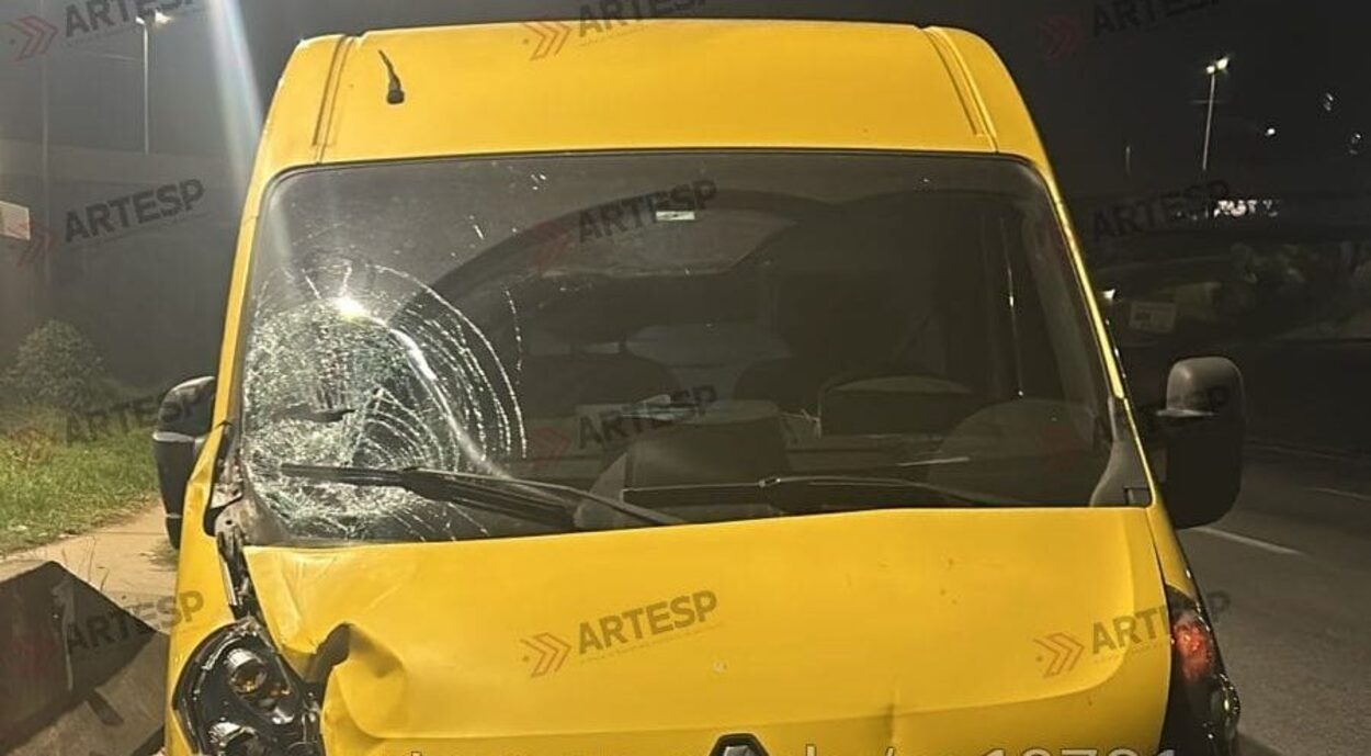 Motorista desceu do veículo após peça se desprender na pista, mas foi atingido por outro carro no km 26, em São Bernardo do Campo