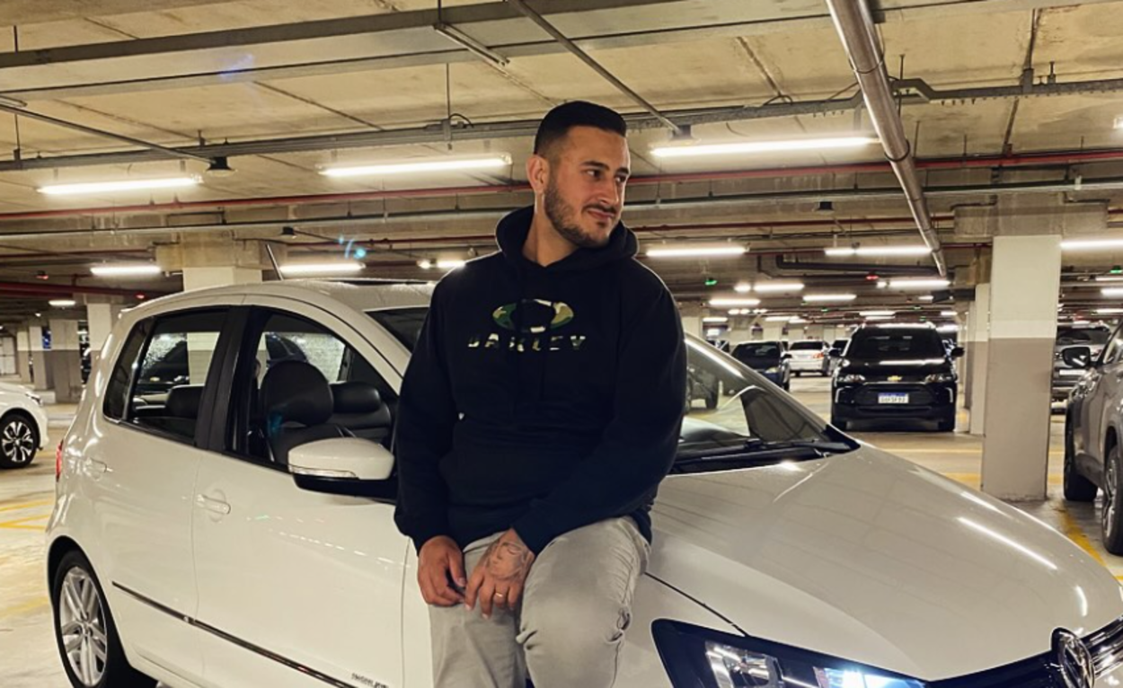 Caio realizou recentemente o sonho de comprar um carro