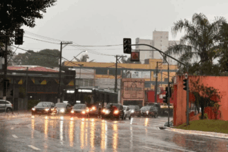 Terça-feira e quarta-feira com chuva e frio no ABC; Defesa Civil fez alerta para temporal e ventos fortes