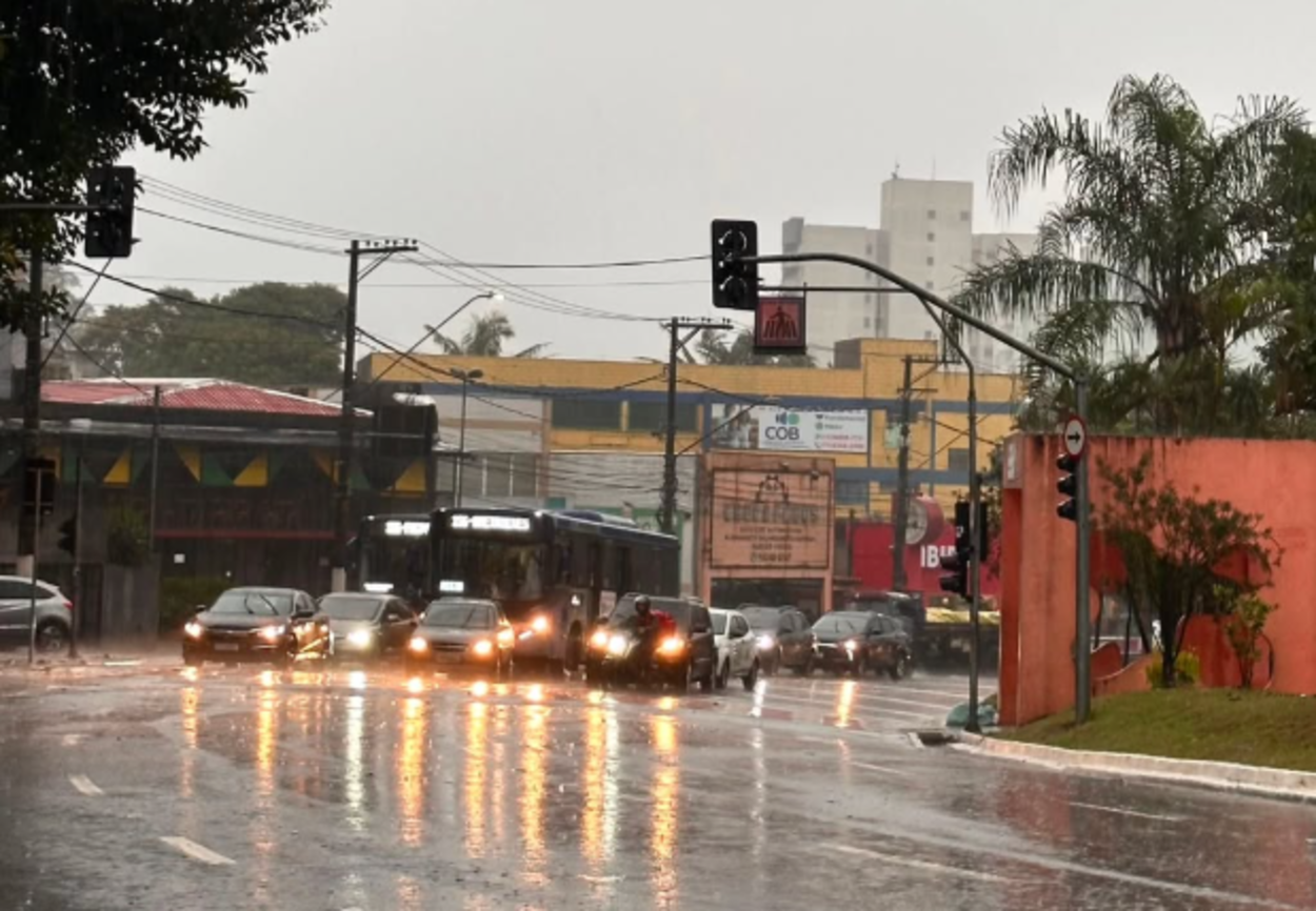 Terça-feira e quarta-feira com chuva e frio no ABC; Defesa Civil fez alerta para temporal e ventos fortes