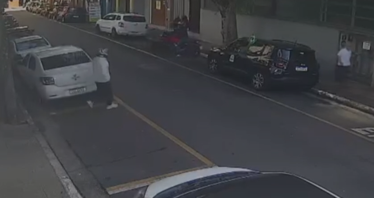 Câmeras flagram carro suspeito e moto antes de atentado contra tenente da Rota em São Caetano