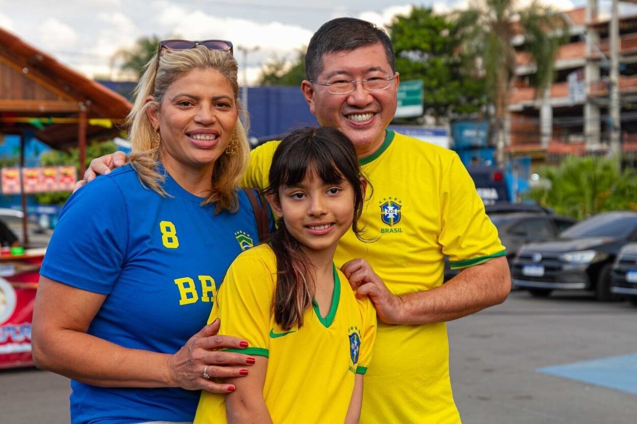 Telão instalado para o primeiro jogo do Brasil na Copa atraiu centenas de pessoas em Diadema 