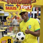 Fort Atacadista de São Bernardo do Campo recebe campeão da Copa do Mundo e movimenta espaço de troca de figurinhas