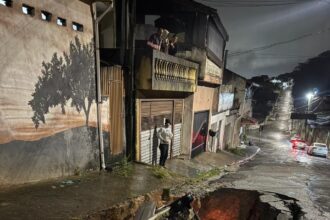 Chuva forte abre cratera e 'engole' carro em Ribeirão Pires