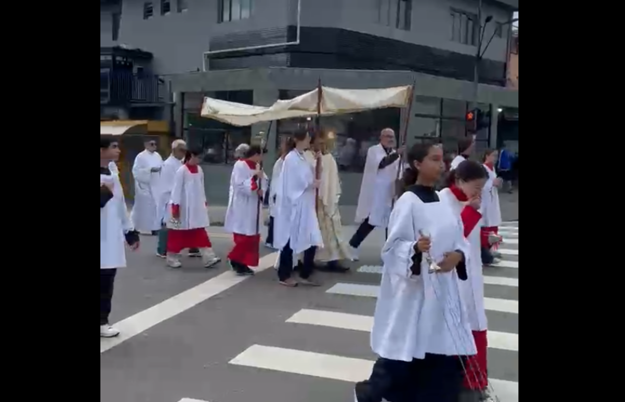 Em São Bernardo, Paróquia Jesus de Nazaré mobiliza dezenas de fiéis em procissão pelas ruas do Jardim Silvina