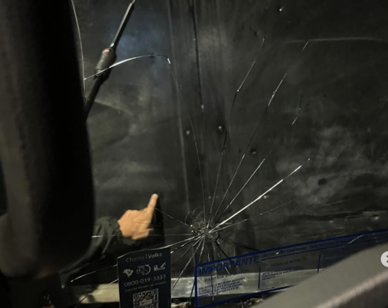 Homem de 30 anos desobedeceu ordem de parada, colidiu com os policiais durante a fuga e acabou atingido ao simular estar armado