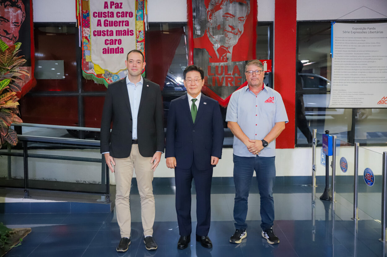 Metalúrgicos do ABC recebem presidente da República da Coreia do Sul na sede do Sindicato