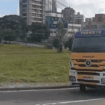 Caminhão quebrou na Via Anchieta e foi removido pelo departamento de trânsito em São Bernardo