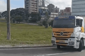 Caminhão quebrou na Via Anchieta e foi removido pelo departamento de trânsito em São Bernardo