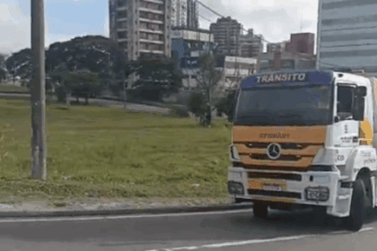 Caminhão quebrou na Via Anchieta e foi removido pelo departamento de trânsito em São Bernardo
