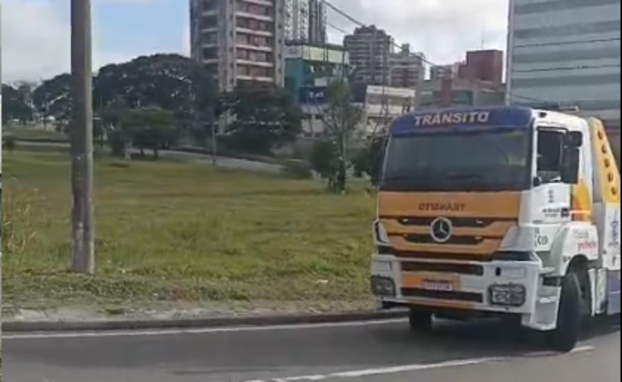 Caminhão quebrou na Via Anchieta e foi removido pelo departamento de trânsito em São Bernardo