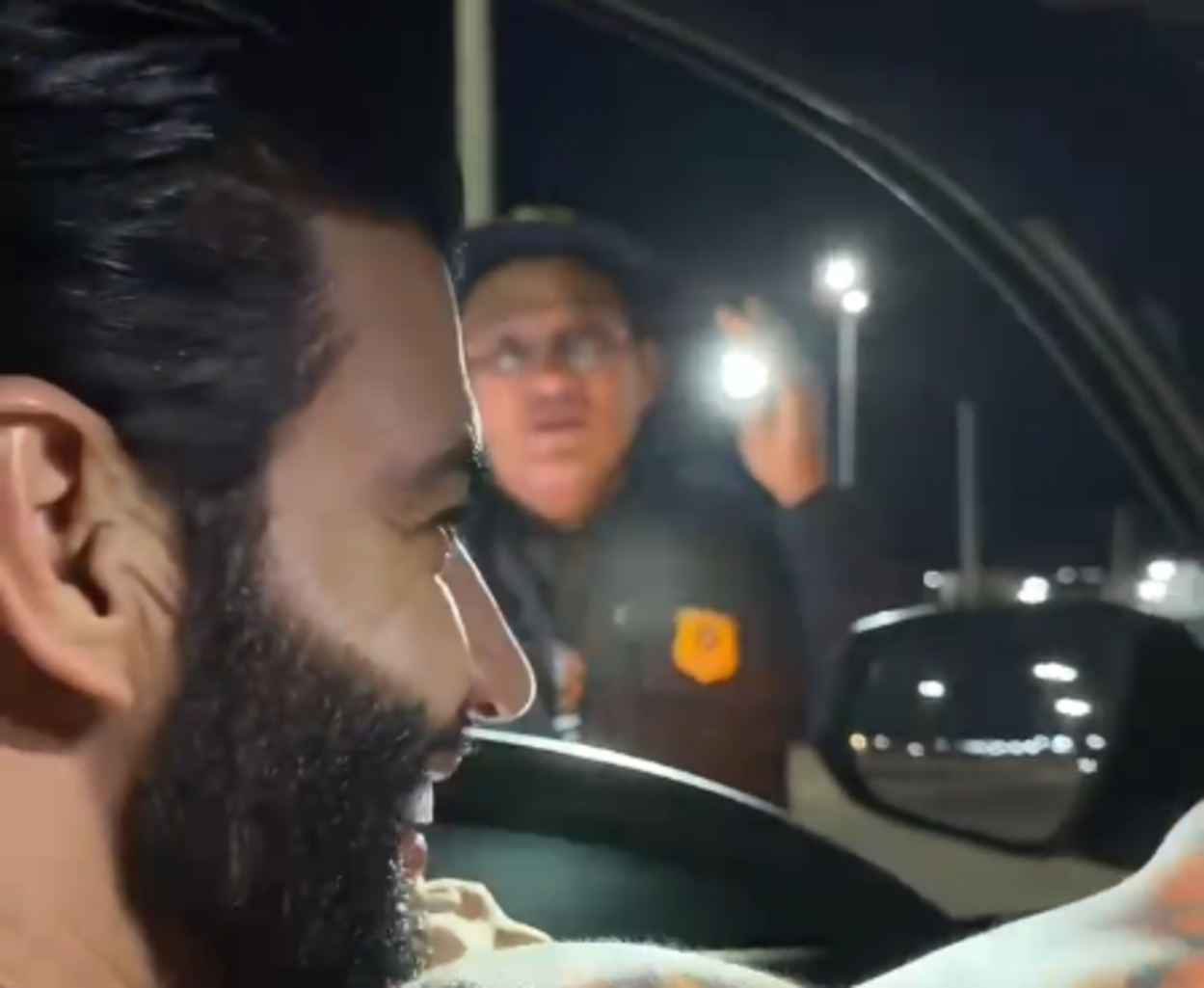 Gusttavo Lima é parado em blitz a caminho de show e diverte fãs após não ser reconhecido por policial