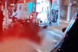 Acidente entre duas motos deixa uma pessoa ferida na rotatória da Pery Ronchetti, em São Bernardo