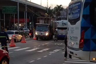 Falha em trólebus trava corredor de ônibus no ABC Paulista e gera longas filas