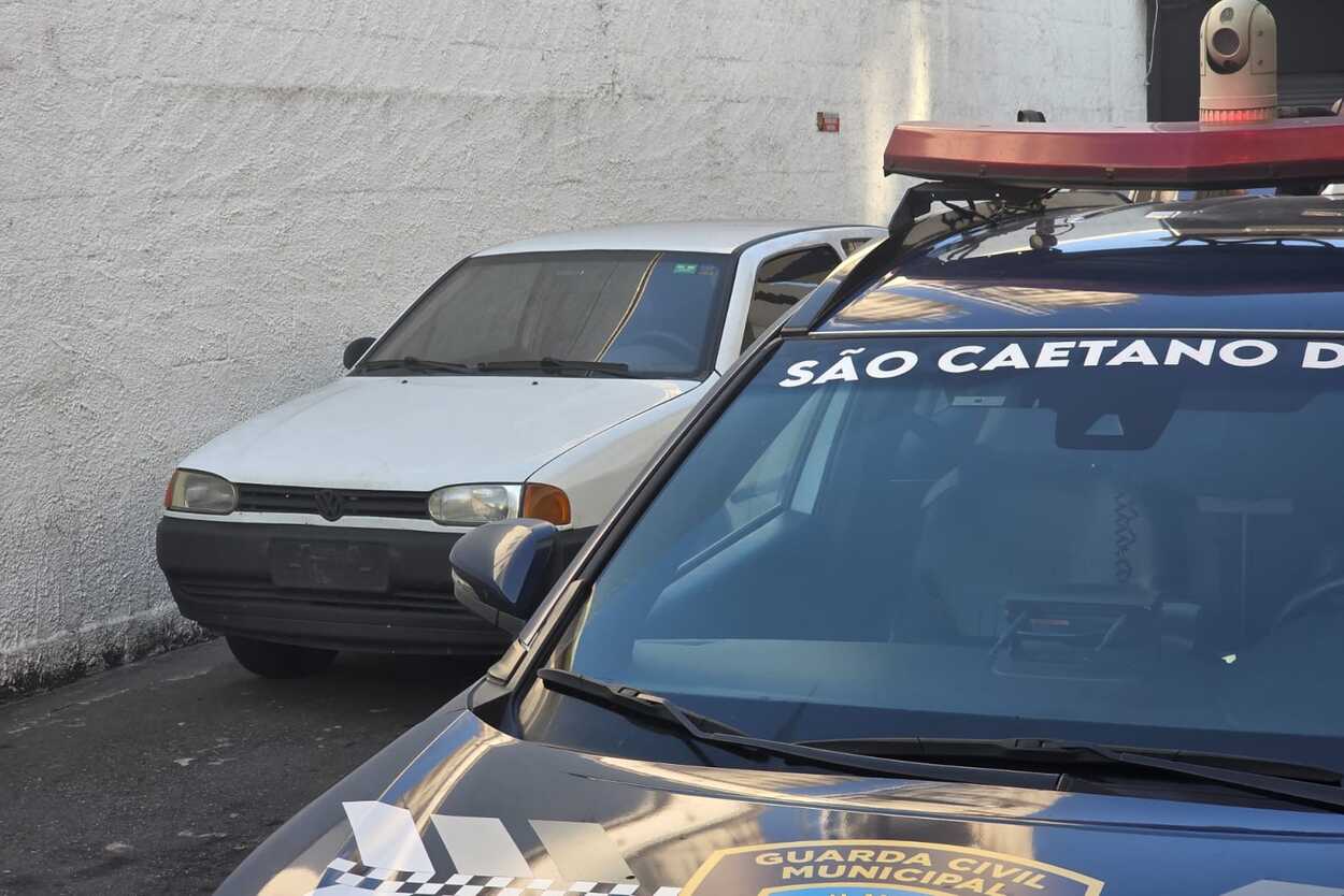 Criminosos tentaram fugir da farmácia a pé carregando os produtos, mas foram cercados pelas equipes; carro furtado em SP também é recuperado