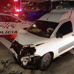 Carro derruba semáforo após acidente na divisa entre São Bernardo e Santo André