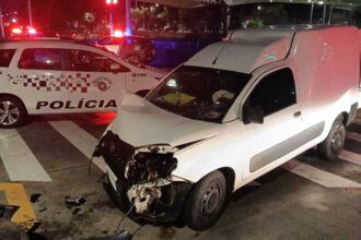 Carro derruba semáforo após acidente na divisa entre São Bernardo e Santo André