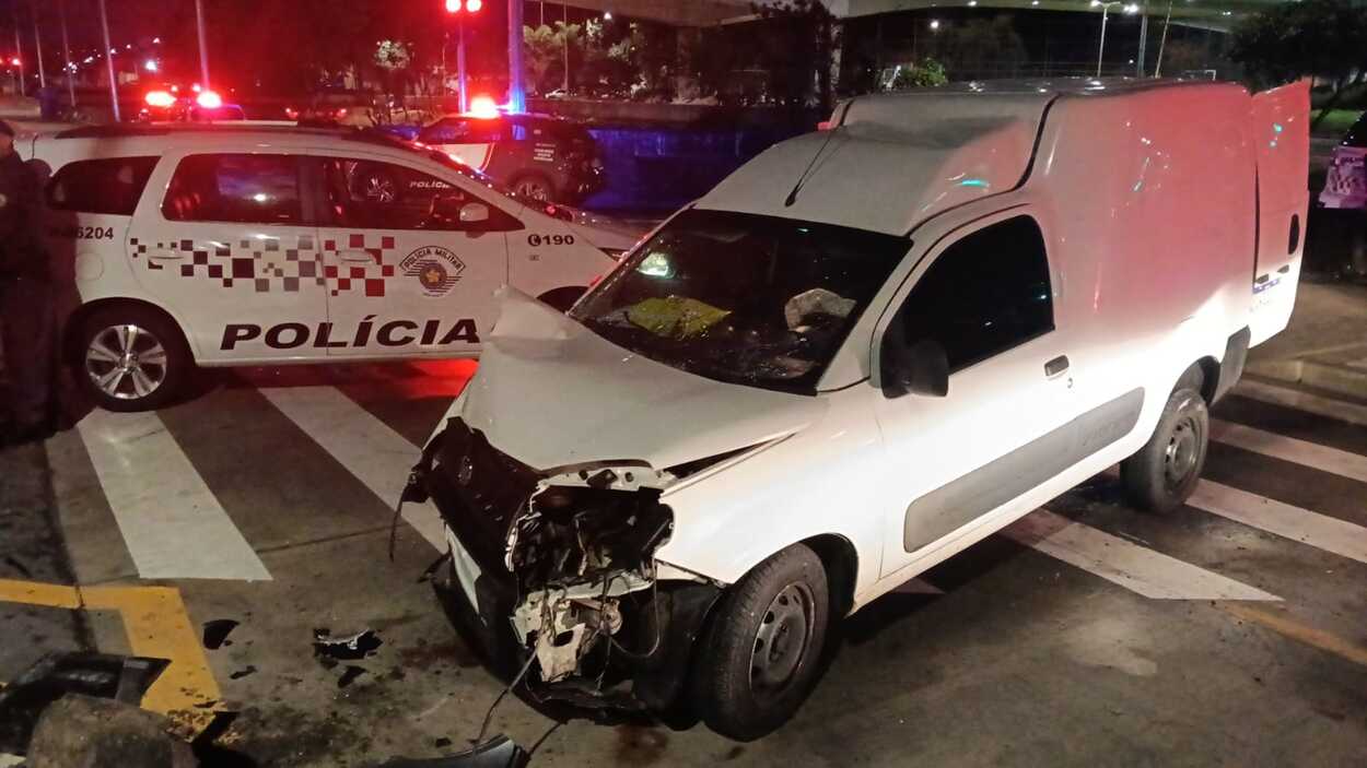 Carro derruba semáforo após acidente na divisa entre São Bernardo e Santo André