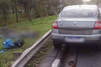 Motociclista é atingido por carro ao tentar fazer conversão na Avenida Piraporinha, em Diadema