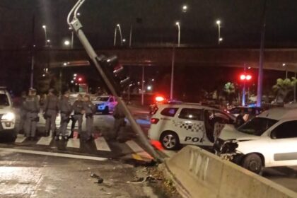 Perseguição policial termina com criminoso preso após bater carro em poste em São Bernardo